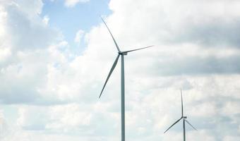 de kracht van de windturbine werkt, blauwe lucht, energiekrachtconcept foto