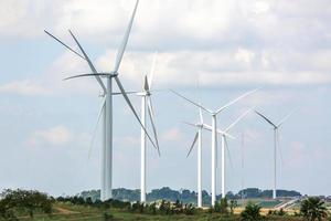 de kracht van de windturbine werkt, blauwe lucht, energiekrachtconcept foto