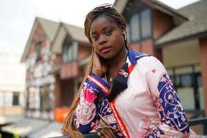 portret van jonge zwarte huid meisjes met afro kapsel buiten poseren. foto