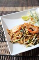 Thais eten Padthai gebakken noodle met garnalen foto