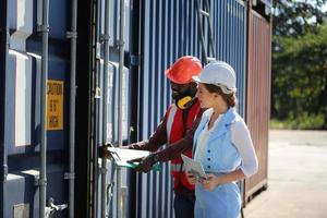 voorman controleert containers in de terminal, bij import en export bedrijf logistiek bedrijf. foto