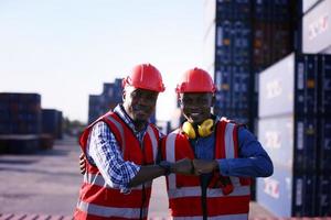 voorman controle laadcontainers doos van vrachtvrachtschip voor import export. foto