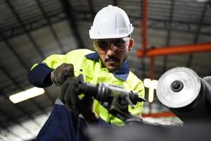 professionele mannen ingenieur werknemer vaardigheden kwaliteit, onderhoud, opleiding industrie fabrieksarbeider, magazijn werkplaats voor fabrieksoperators, machinebouw team productie. foto