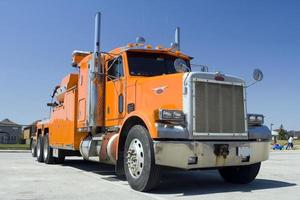 grote zware oranje vrachtwagen