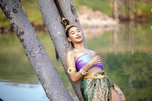 azië vrouw die traditionele thaise kleding draagt, het kostuum van de nationale klederdracht van het oude thailand. foto
