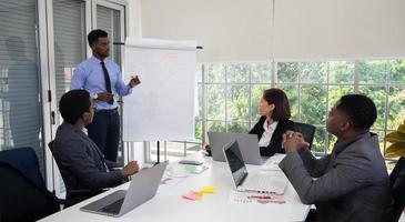 mensen op kantoor met een zakelijke bijeenkomst in de buurt van een verantwoordingsbord jonge start-up business team dat werkt in de vergaderruimte. foto