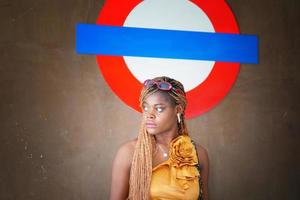 portret van jonge zwarte huid meisjes met afro kapsel buiten poseren. foto