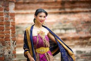 Balinese dame in traditionele kleding foto