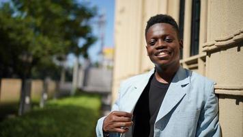 Afro-Amerikaanse man met plezier wandelen in het centrum - gelukkige jonge kerel genieten van tijd een zonsondergang buiten - millennial generatie levensstijl en positieve mensen houding concept foto