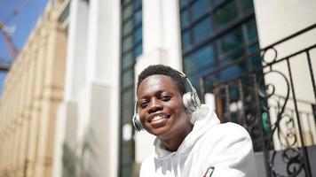 Afro-Amerikaanse man met plezier wandelen in het centrum - gelukkige jonge kerel genieten van tijd een zonsondergang buiten - millennial generatie levensstijl en positieve mensen houding concept foto