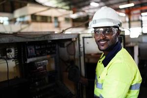 professionele mannen ingenieur werknemer vaardigheden kwaliteit, onderhoud, opleiding industrie fabrieksarbeider, magazijn werkplaats voor fabrieksoperators, machinebouw team productie. foto