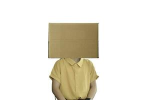 klein meisje draagt kartonnen doos op zijn hoofd, geïsoleerd op een witte achtergrond. foto