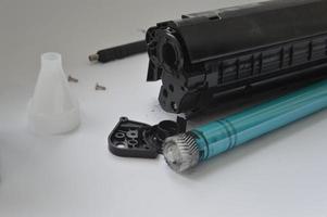 de laserprintercartridge opladen met tonerpoeder foto