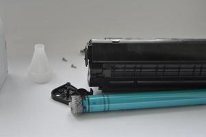 de laserprintercartridge opladen met tonerpoeder foto