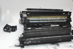 de laserprintercartridge opladen met tonerpoeder foto