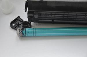 de laserprintercartridge opladen met tonerpoeder foto