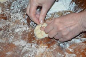 zelfgemaakte blanken met vlees koken op gistdeeg foto