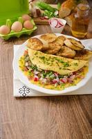 omelet met lentegroenten en spek foto