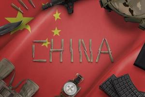 china militair materieel op vlag concept. tekst geschreven met opsommingstekens. bovenaanzicht, platliggende compositie foto