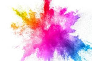 kleurrijke poederexplosie op witte achtergrond. abstracte pastelkleurige stofdeeltjes spatten. foto