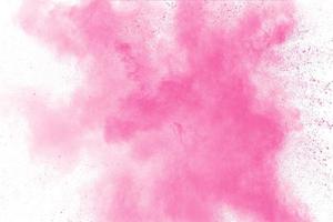roze stofdeeltjes explosie. roze poeder splatter op witte achtergrond. foto