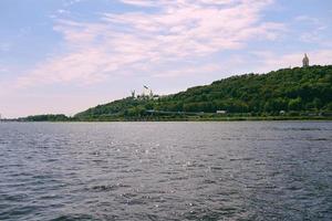 Kiev, Oekraïne - 2 september 2020 stadsgezicht vanaf het water foto