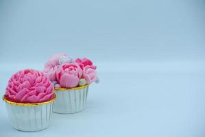 gelei roze bloem cupcake 2 op witte achtergrond voor kopieerruimte foto