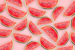 watermeloen in kleine stukjes gesneden met shell zijn gerangschikt op roze achtergrond. foto
