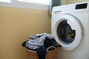 stapel vuile doek in de mand voor te bereiden om te wassen met de wasmachine. foto