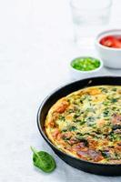 gebakken omelet met spinazie, dille, peterselie en groene uien