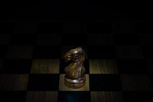 schaakcijfer op schaakbordspelconcept voor ideeën zwarte achtergrond foto