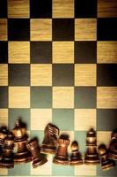 schaakfiguur op schaakbordspelconcept voor ideeën foto