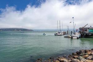 sausalito, californië, vs, 2011. kleine jachthaven in sausalito foto