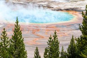 grand prismatic spring, yellowstone, 2013. mensen op de promenade foto