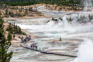 norris geiser basin, yellowstone, 2013. mensen lopen foto