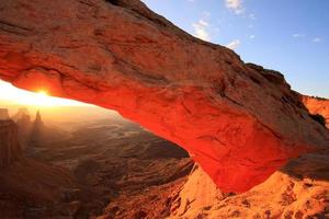 gloeiende mesaboog bij zonsopgang, canyonlands nationaal park, utah, u
