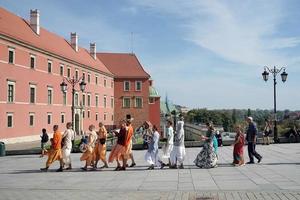 warschau, polen, 2014. boeddhisten marcheren op het oude marktplein foto