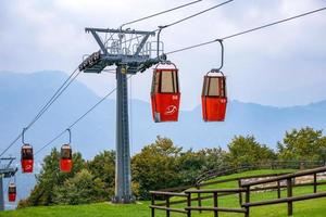 monte poieto, lombardije, italië, 2019. kabelbaan naar monte poieto foto