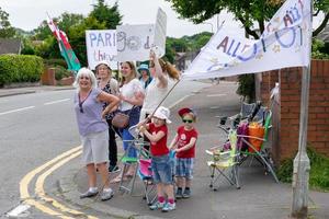 cardiff, wales, uk, 2015. supporters van het wielerevenement velothon foto