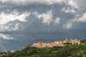 montepulciano, toscane, italië, 2013. uitzicht tot montepulciano foto