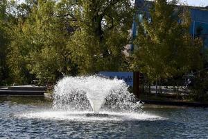 een waterfontein in het park foto