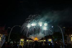 kleurrijk regenboogvuurwerk in het nieuwe jaar 2018-evenementen bij Royal Flora Ratchaphruek, Chiang Mai, Thailand foto