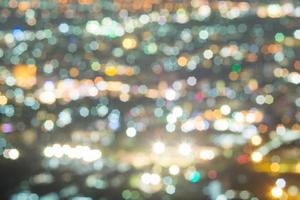 abstract, mooi bokehlandschap van stad bij nacht, bokehlicht en onscherpe stadszonsondergang foto