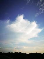 blauwe lucht met wolken, blauwe hemelachtergrond. foto