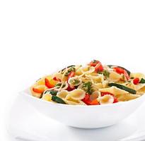 pasta met courgette en paprika met basilicum-knoflookdressing foto