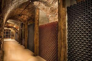 wijnkelder, een rij champagneflessen