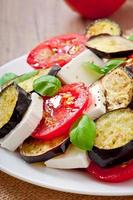 auberginesalade met tomaat en fetakaas foto