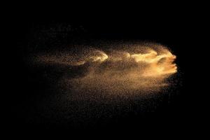 bruine deeltjes stof splash op zwarte achtergrond. bruine stofexplosie. foto