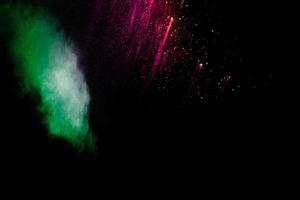 abstracte kleurrijke poeder explosie op zwarte background.freeze beweging van stof splash.painted holi. foto