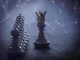 gouden koningsschaak tot vechtende zilveren koningsschaak om succesvol te spelen in de competitie met technologienetwerkachtergrond. management of leiderschap strategie concept. foto